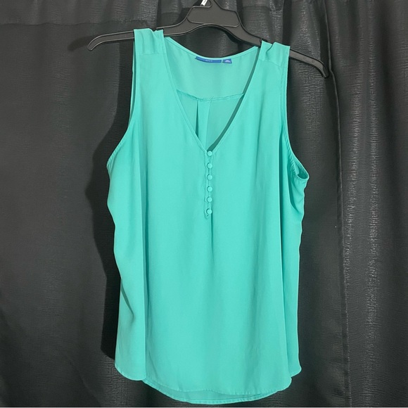 Apt. 9 Sleeveless V-nexk - Picture 1 of 6